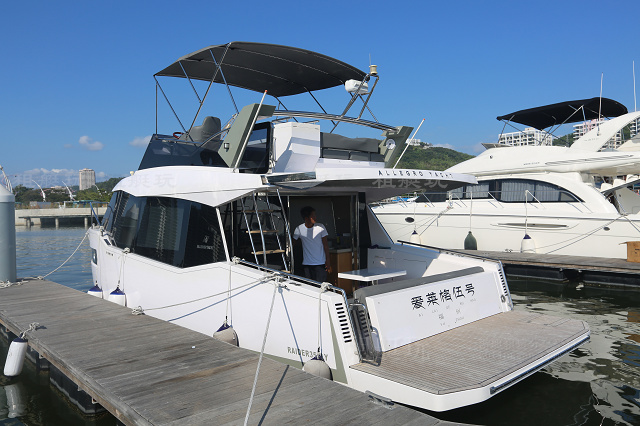 爱莱格飞桥35尺游艇